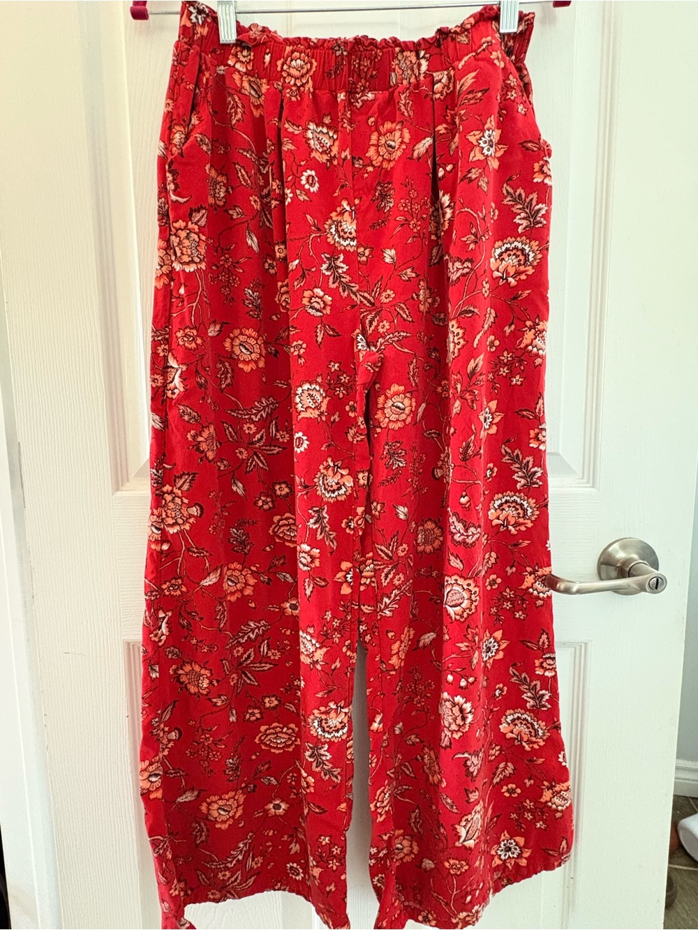 Classic Red Floral Wide-Leg Pants with pockets & elastic waistband. Size lg